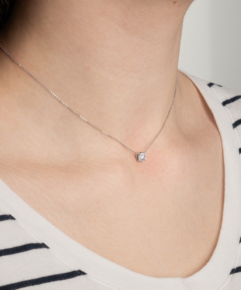 White Gold chain with diamond pendant