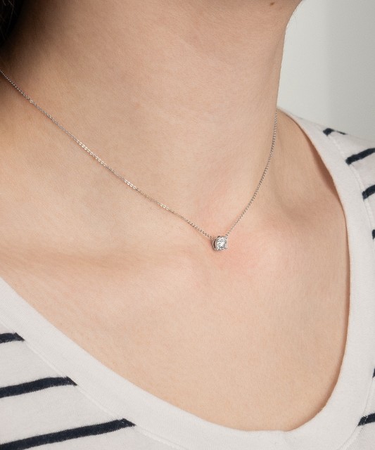 Valkokultaketju timanttiriipuksella