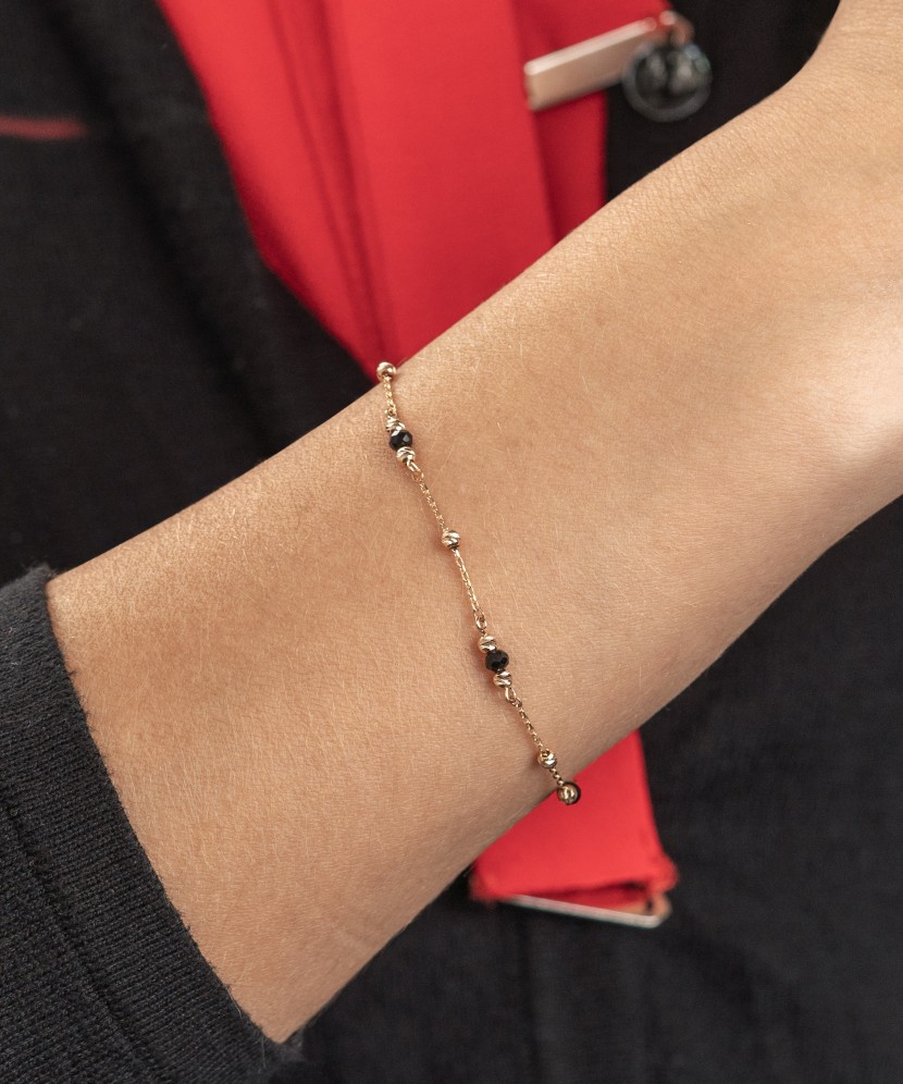 Kultainen rannekoru spinelleillä