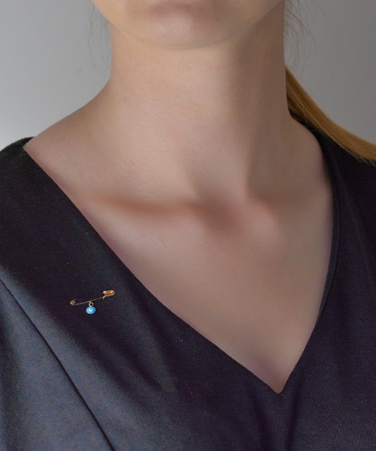 Gold brooch with enamel