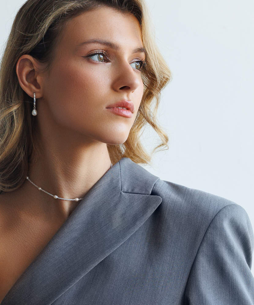 Hopeiset korvakorut helmillä ja zirkonia