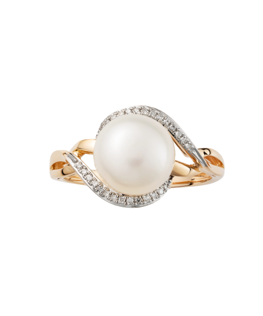 Gold ring with diamonds and pearls