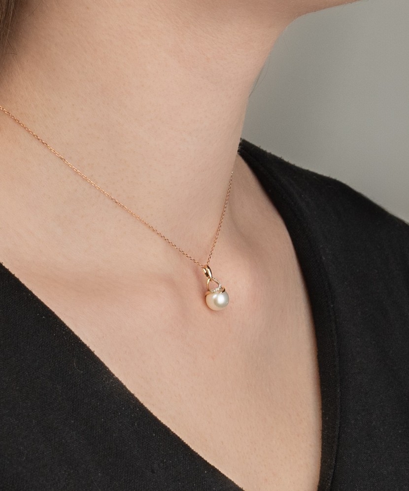 Gold Chain With pearl and diamond pendant