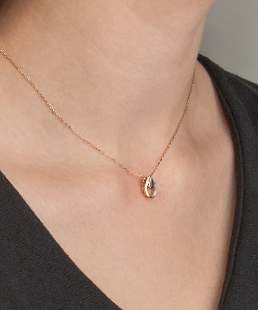 Kultainen riipus safiirilla ja timanteilla