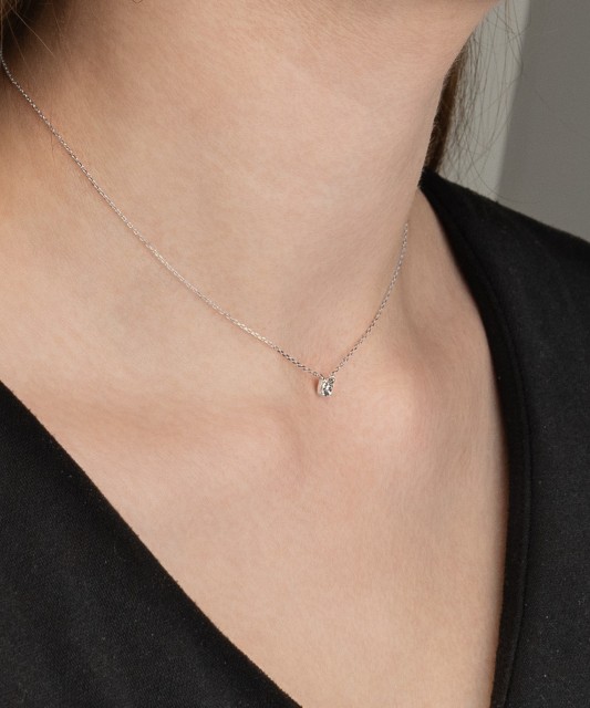 Valkokultaketju timanttiriipuksella