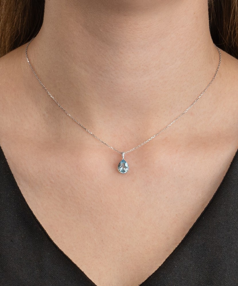 White gold pendant with topaz and diamonds