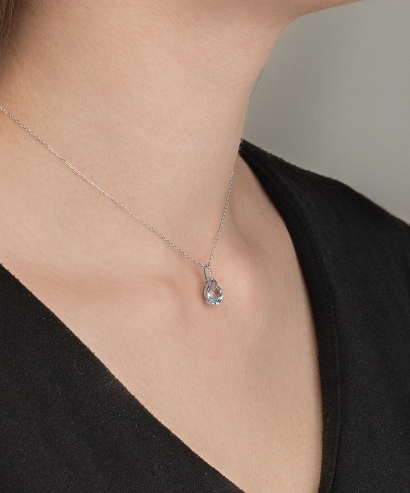White gold pendant with topaz and diamonds