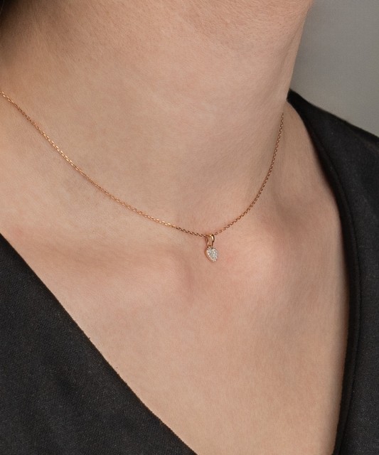 Kultainen riipus timanteilla "sydän"