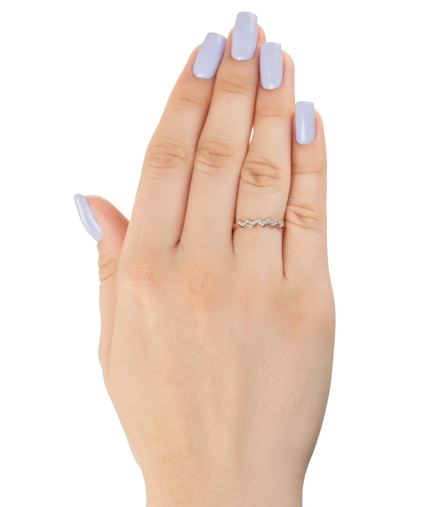 Gold ring with diamonds