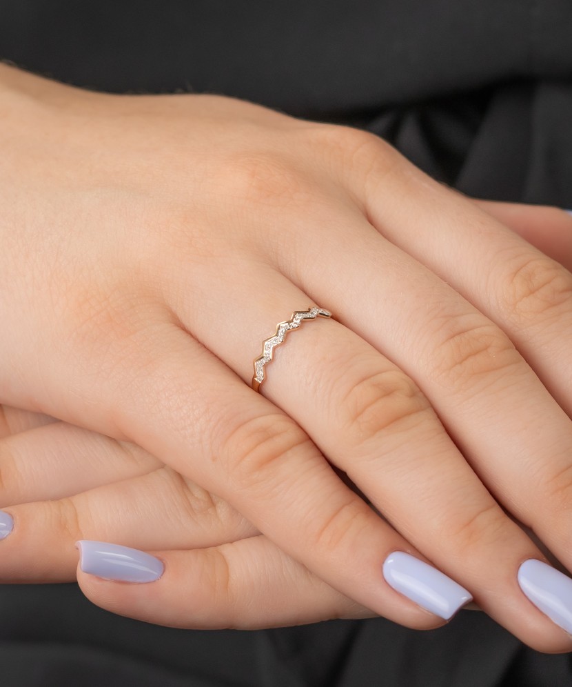 Gold ring with diamonds