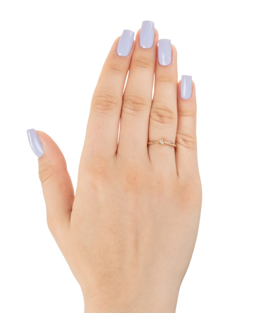 Kultasormus timantilla