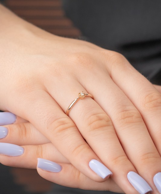 Kultasormus timantilla