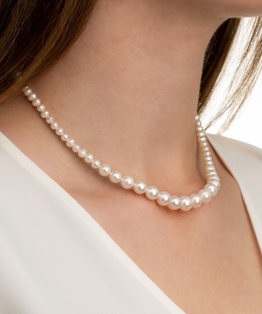 Pearl necklaces with gold
