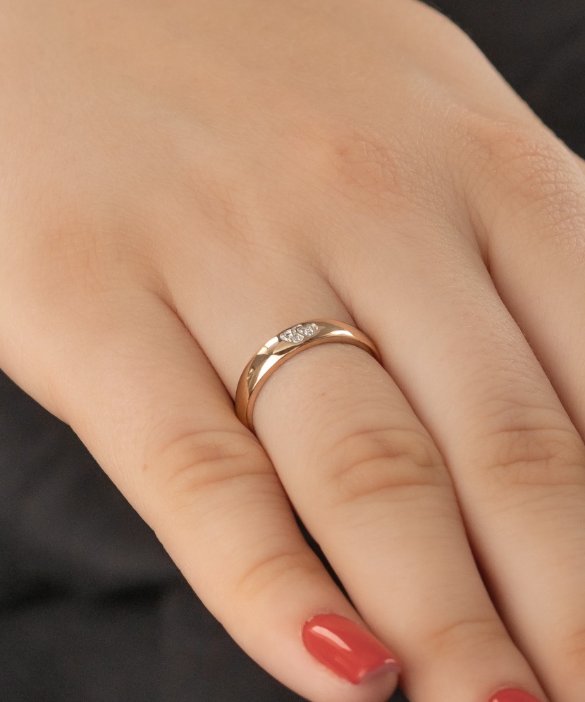 Gold ring with diamonds