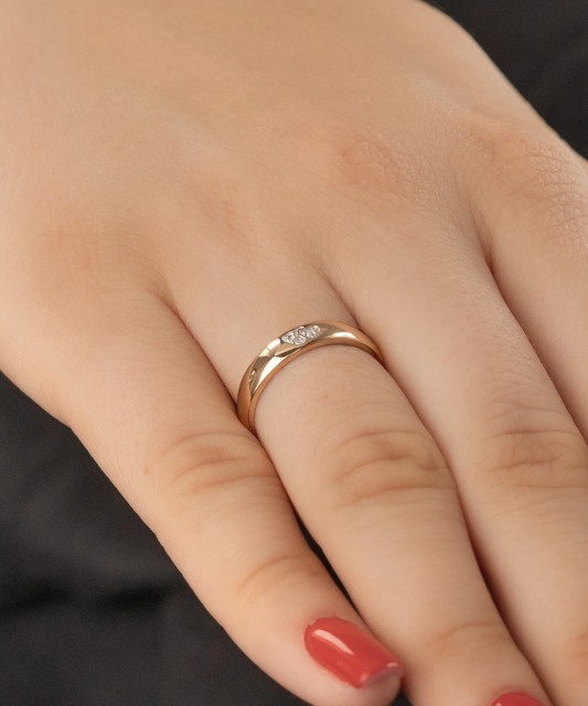 Gold ring with diamonds