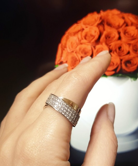 Hopeasormus kullalla peitetty zirkoneilla