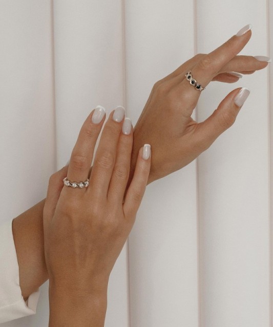 Hopeasormus kullalla peitetty zirkoneilla