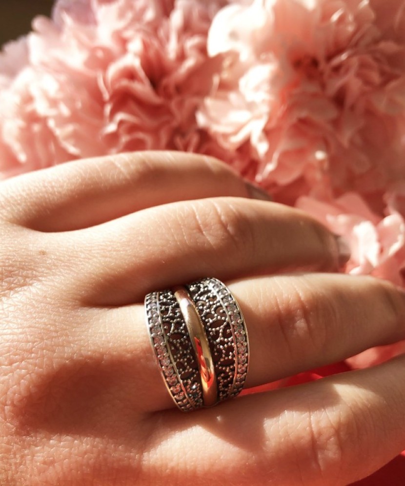 Hopeasormus kullalla peitetty zirkoneilla