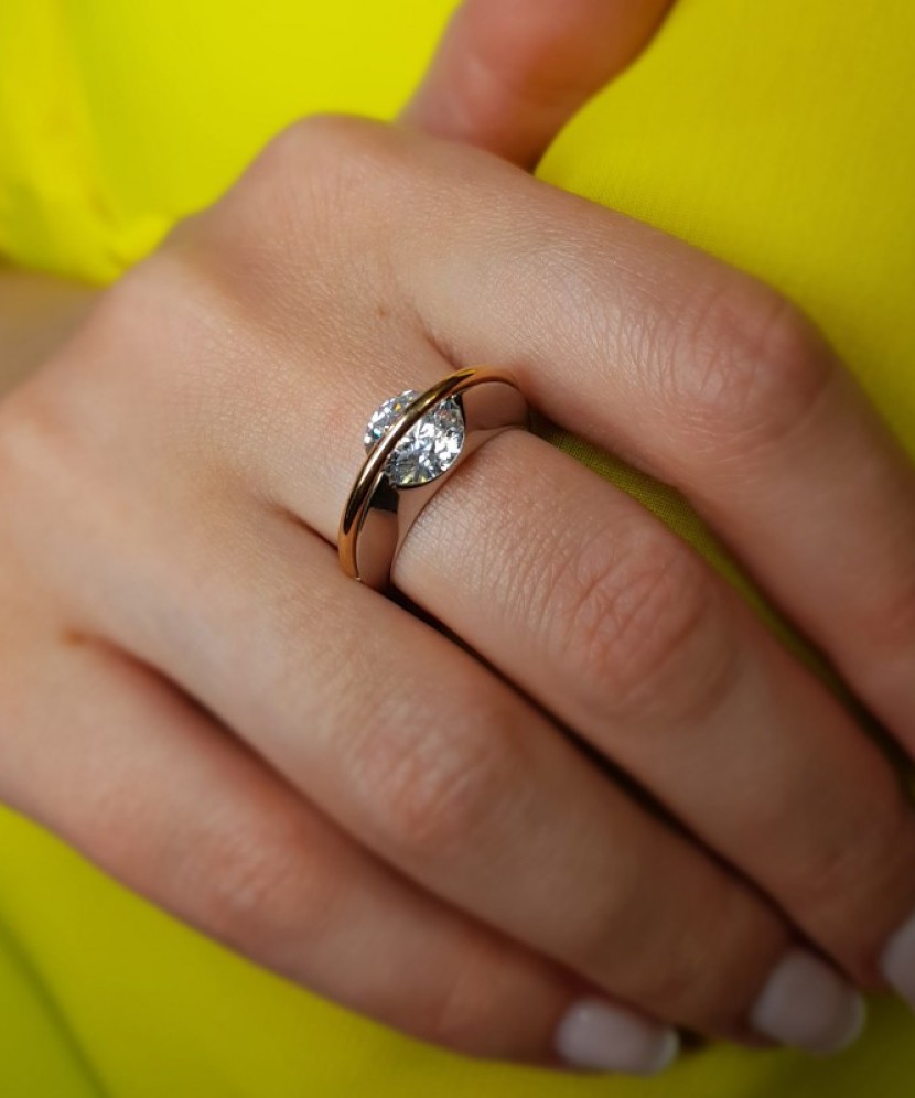 Hopeasormus kullalla peitetty zirkoneilla