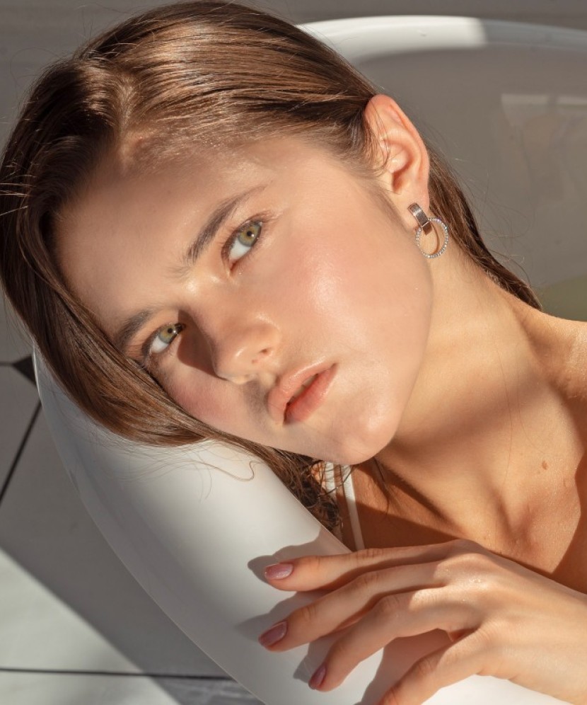 Hopeiset korvakorut peittää kullalla zirkoneilla