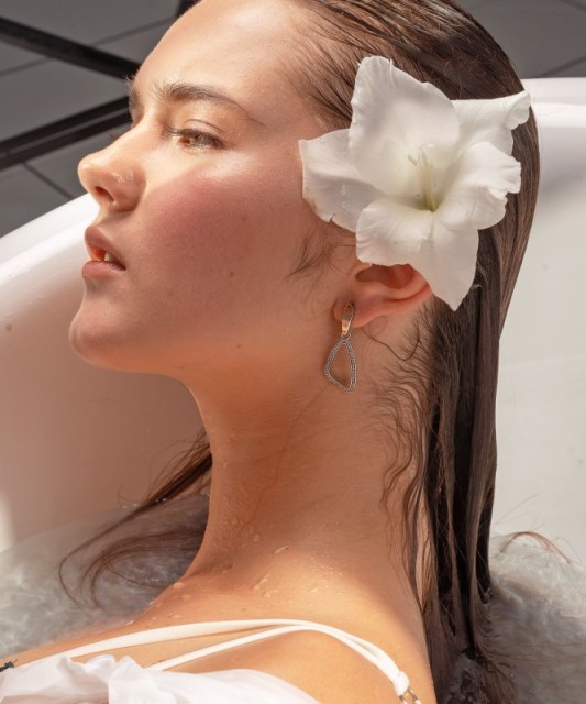 Hopeiset korvakorut peittää kullalla zirkoneilla