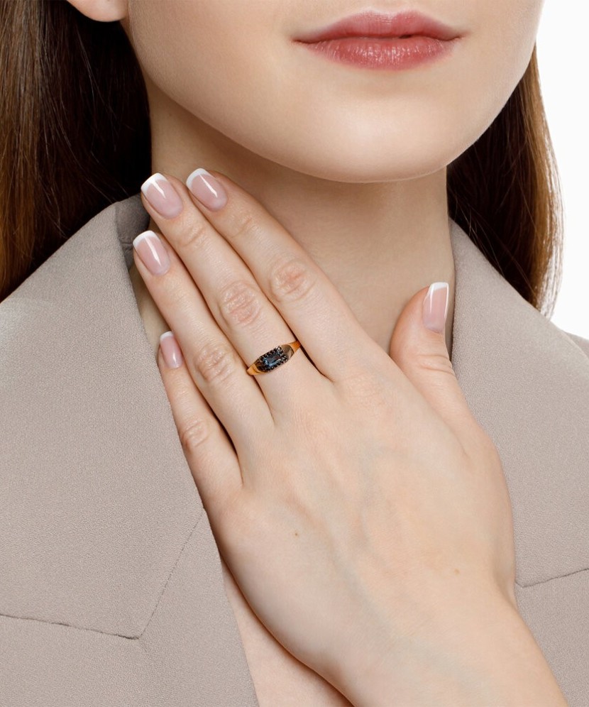 Gold ring with london topaz and zircons