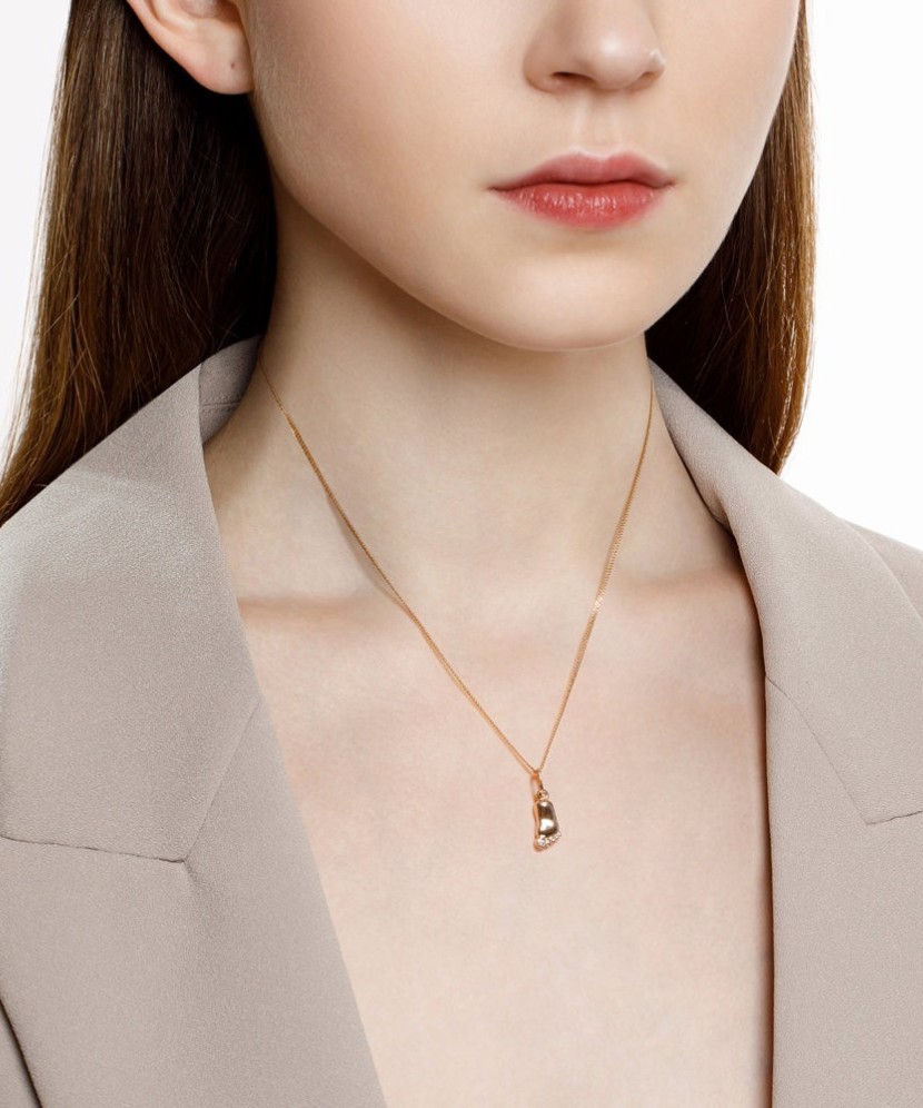 Gold pendant with zirconium "foot"