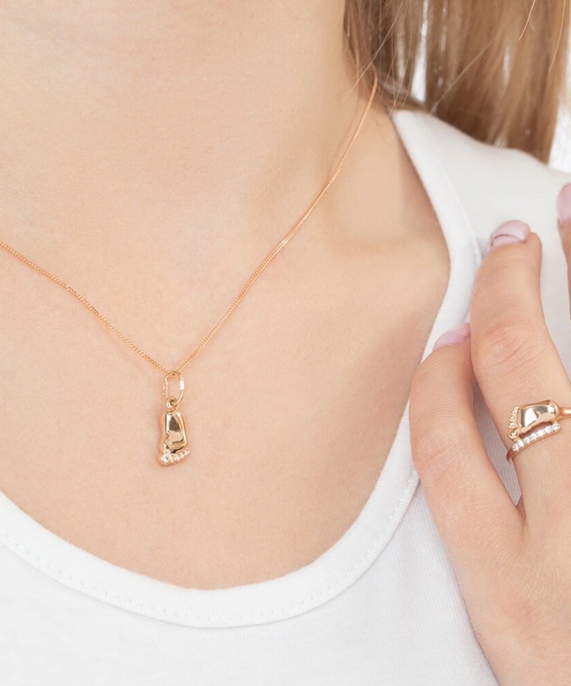 Gold pendant with zirconium "foot"