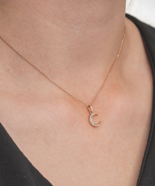 Gold pendant with zircons
