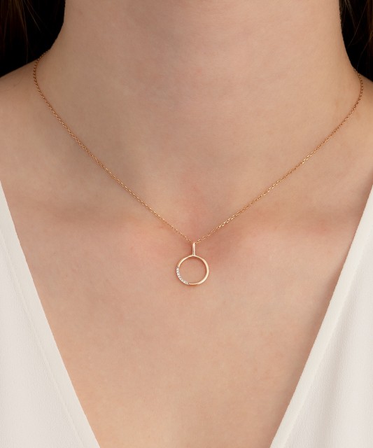 Gold pendant with diamonds