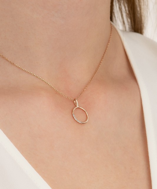 Gold pendant with diamonds