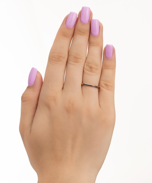 Kultasormus mustilla timanteilla