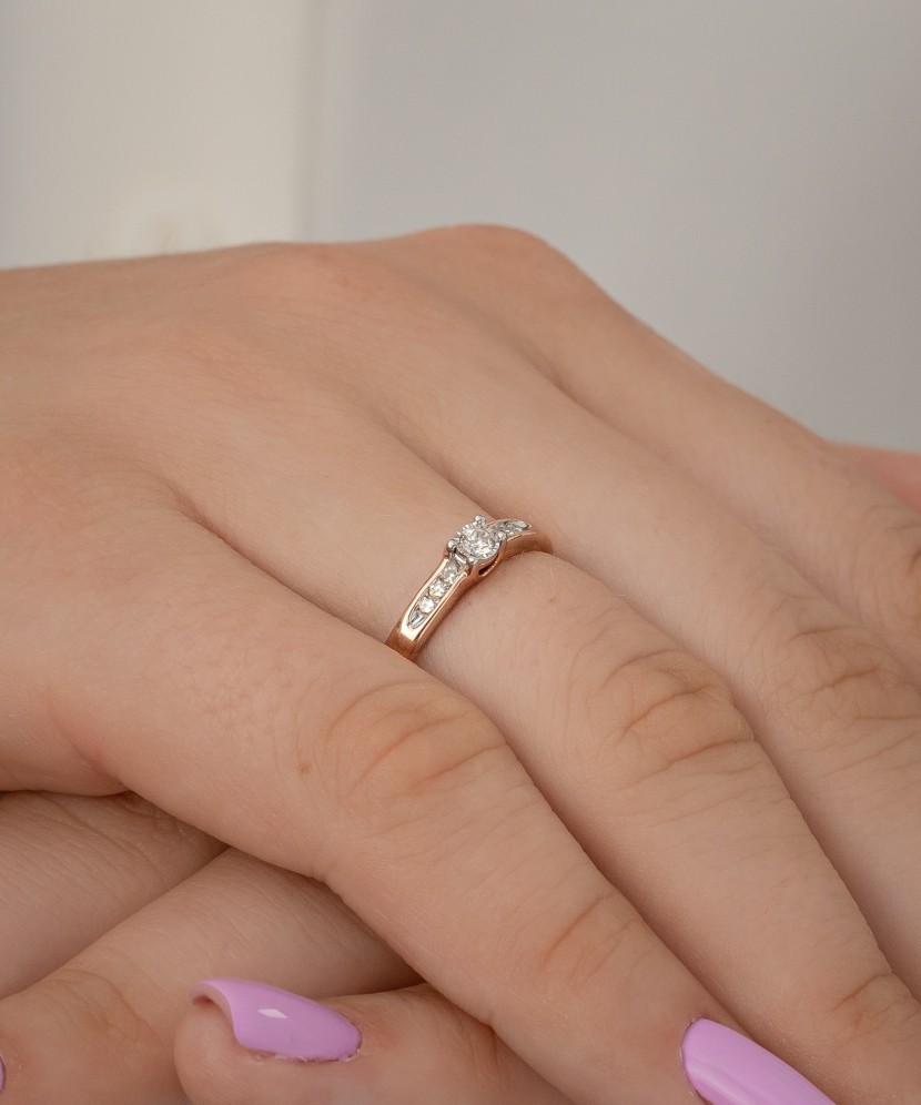 Gold ring with diamonds