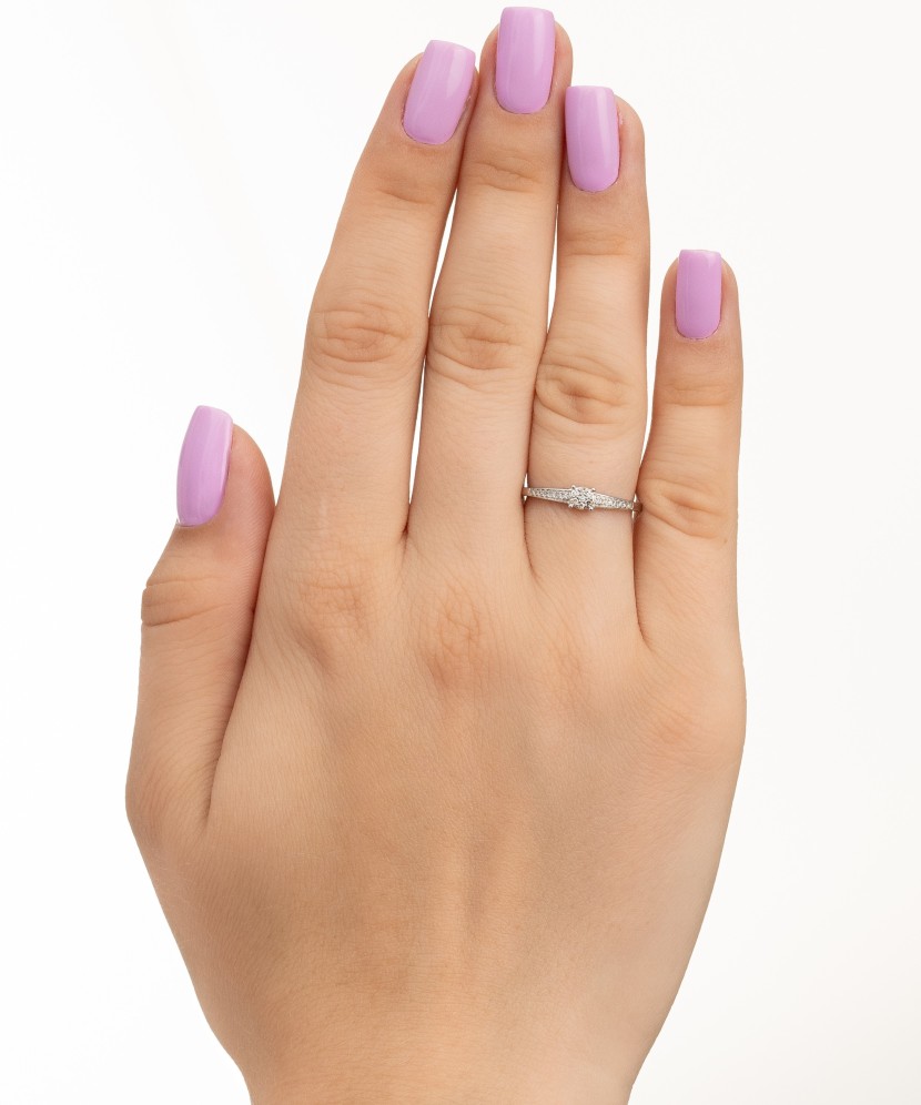 Valkokultainen sormus timanteilla