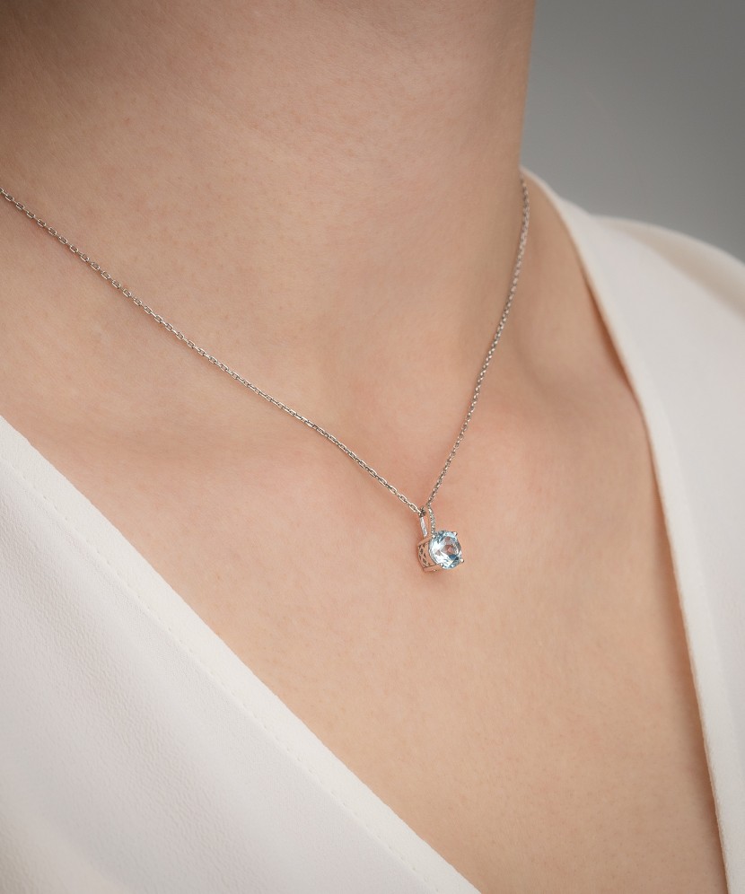 White gold pendant with topaz and diamonds