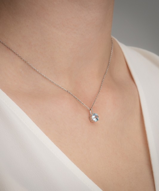 White gold pendant with topaz and diamonds