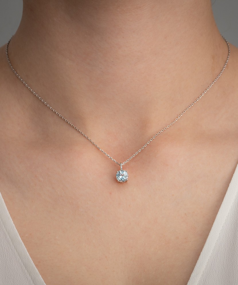 White gold pendant with topaz and diamonds