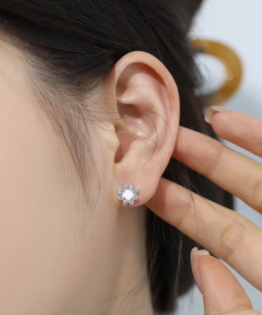 Hopeiset korvakorut opaalilla ja zirkoneilla