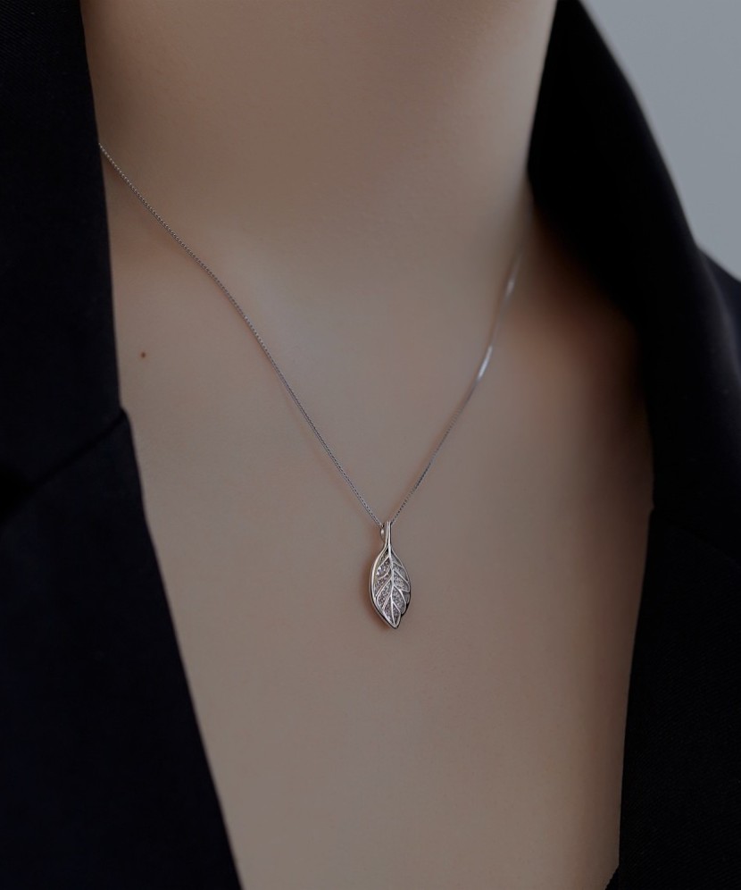Sterling silver chain with zirconium pendant