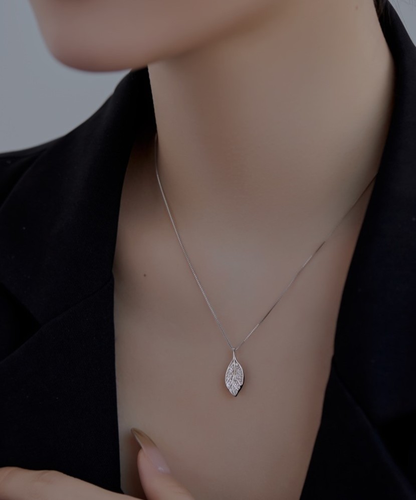 Sterling silver chain with zirconium pendant