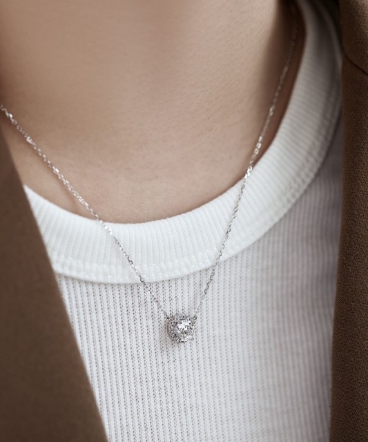 Sterling silver chain with zirconium pendant
