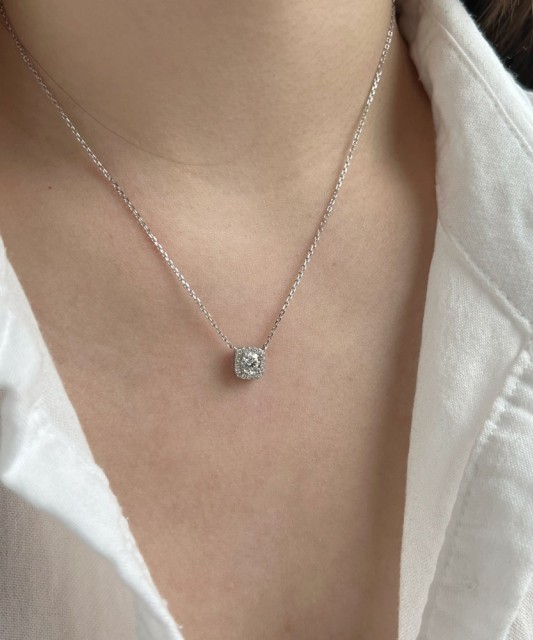 Sterling silver chain with zirconium pendant