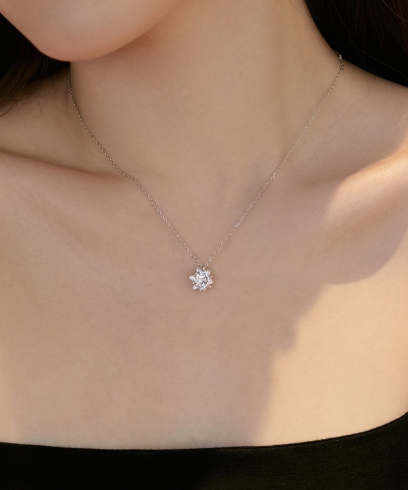 Sterling silver chain with zirconium pendant