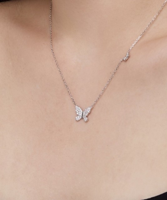 Sterling silver chain with zirconium pendant