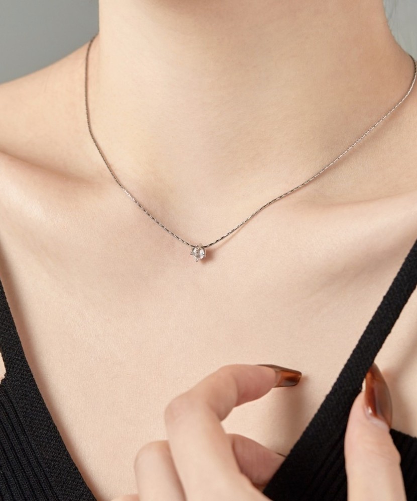 Sterling silver chain with zirconium pendant