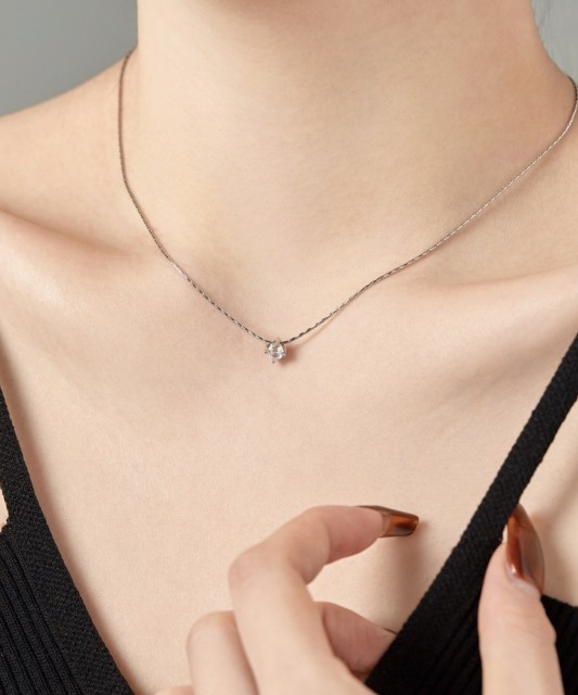 Sterling silver chain with zirconium pendant