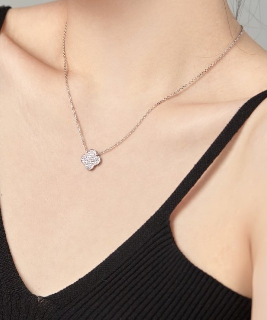 Sterling silver chain with zirconium pendant