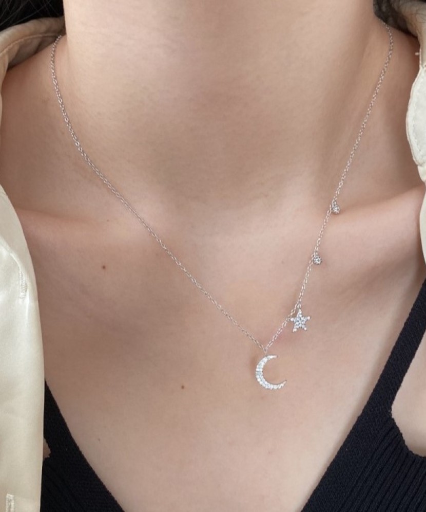 Hopeinen ketju zirkoniriipuksella