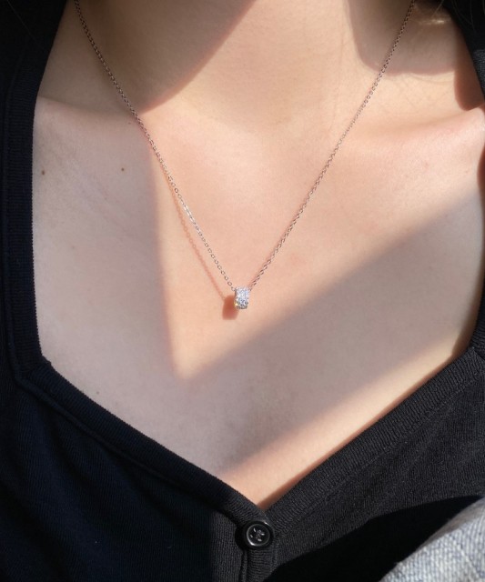 Sterling silver chain with zirconium pendant