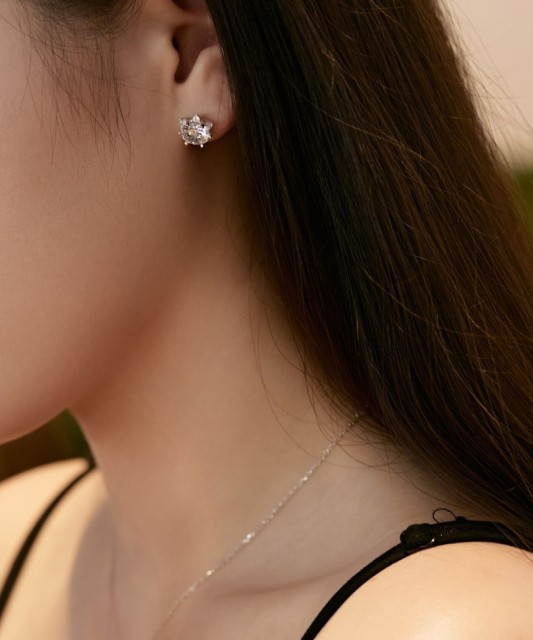 Hopeiset korvakorut zirkoneilla